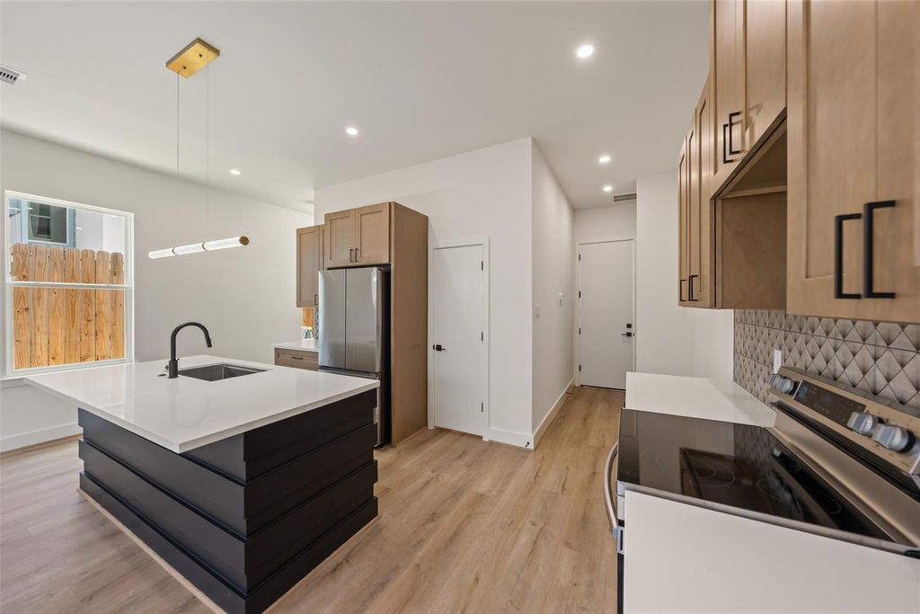 Unit B kitchen storage and refrigerator wall | B单元厨房收纳及冰箱墙