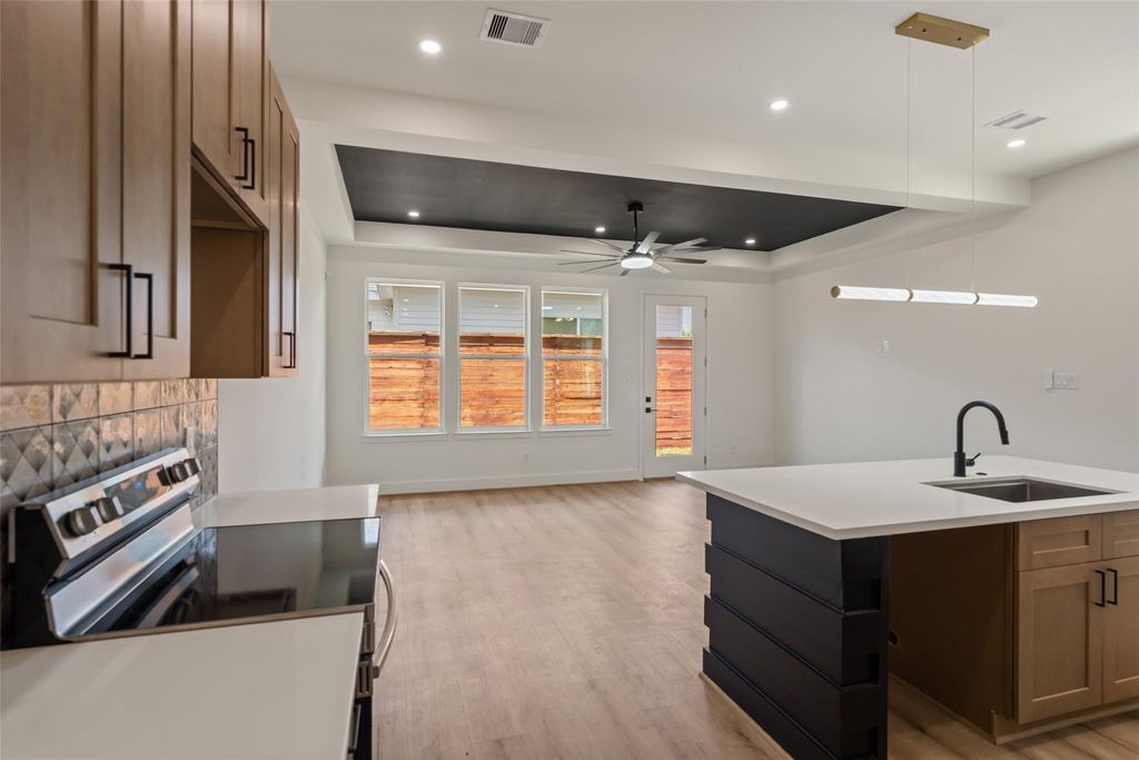 Unit B kitchen and living area viewed toward the backyard | B单元朝后院方向的厨房与客厅