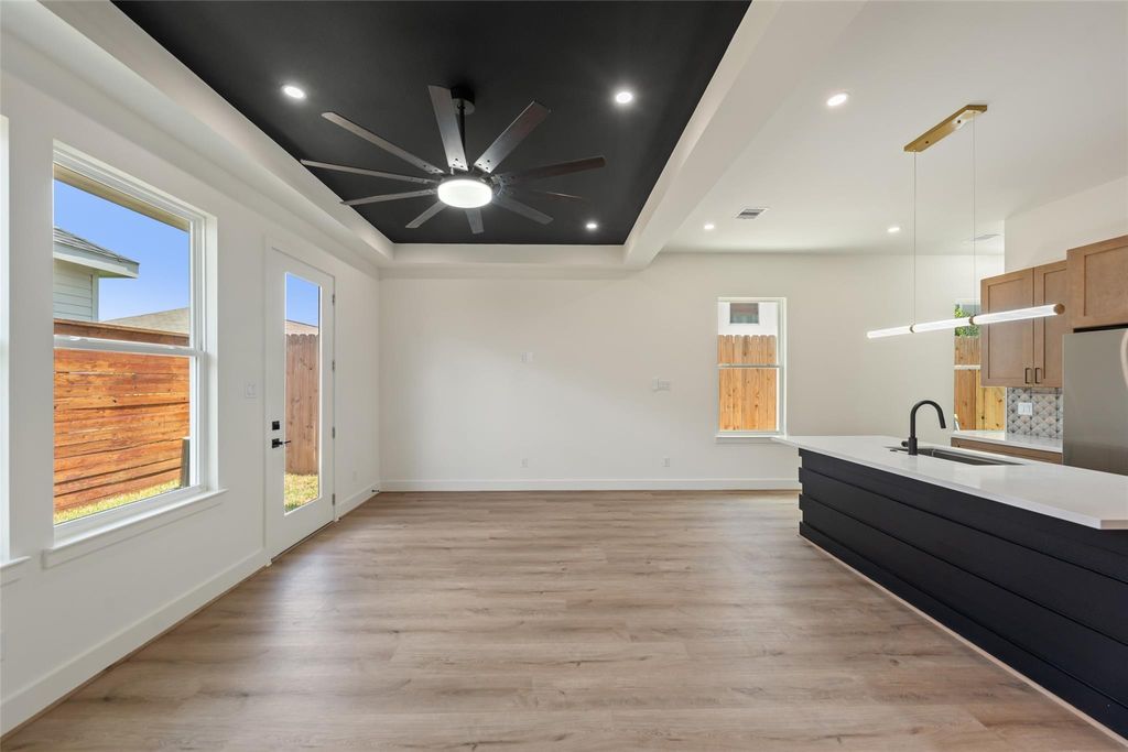 Unit B dining-living area with black tray ceiling | B单元带黑色造型顶的餐客厅