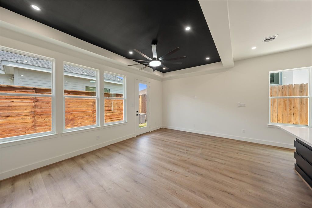 Unit B living area beside the kitchen island | B单元厨房岛台旁的客厅