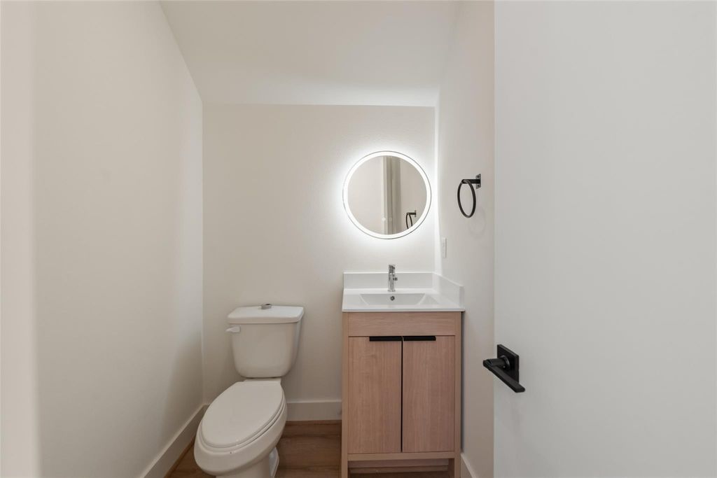 Unit B powder room with illuminated mirror | B单元带灯光镜的一楼半卫