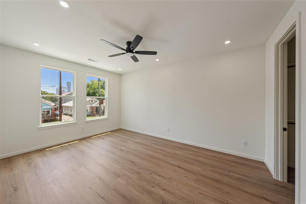 Unit B upstairs bedroom with ceiling fan and two windows | B单元带吊扇和两扇窗户的楼上卧室