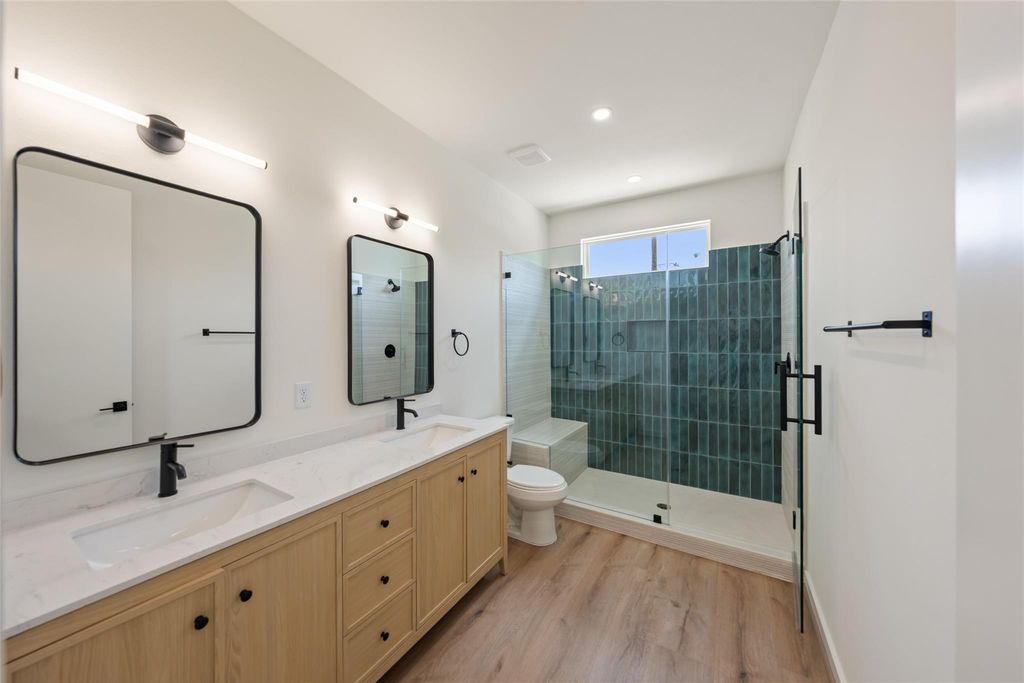 Unit B bathroom with double vanity and tiled glass shower | B单元带双台盆和瓷砖玻璃淋浴间的卫生间