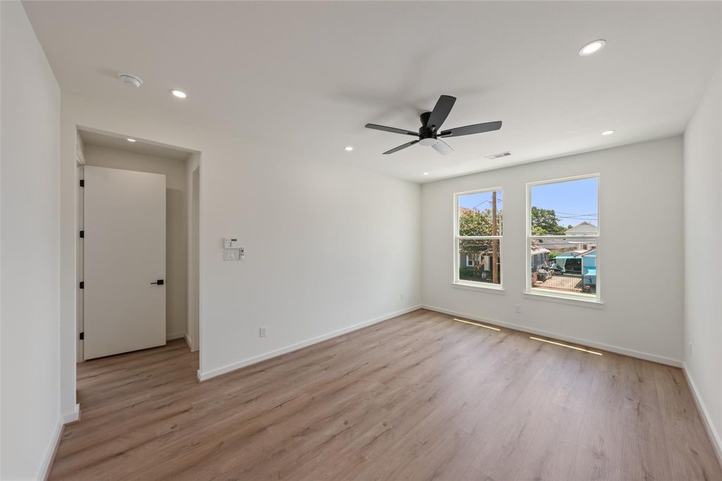 Unit B upstairs bedroom with neighborhood-facing windows | B单元带社区景观窗户的楼上卧室