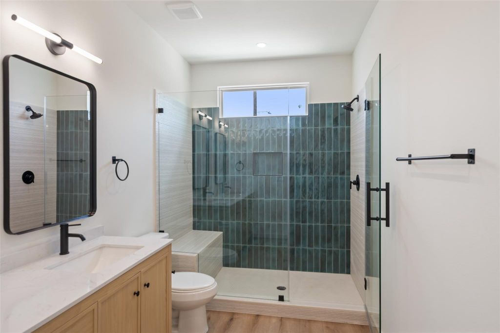 Unit B tiled glass shower with built-in bench | B单元带内置坐凳的瓷砖玻璃淋浴间