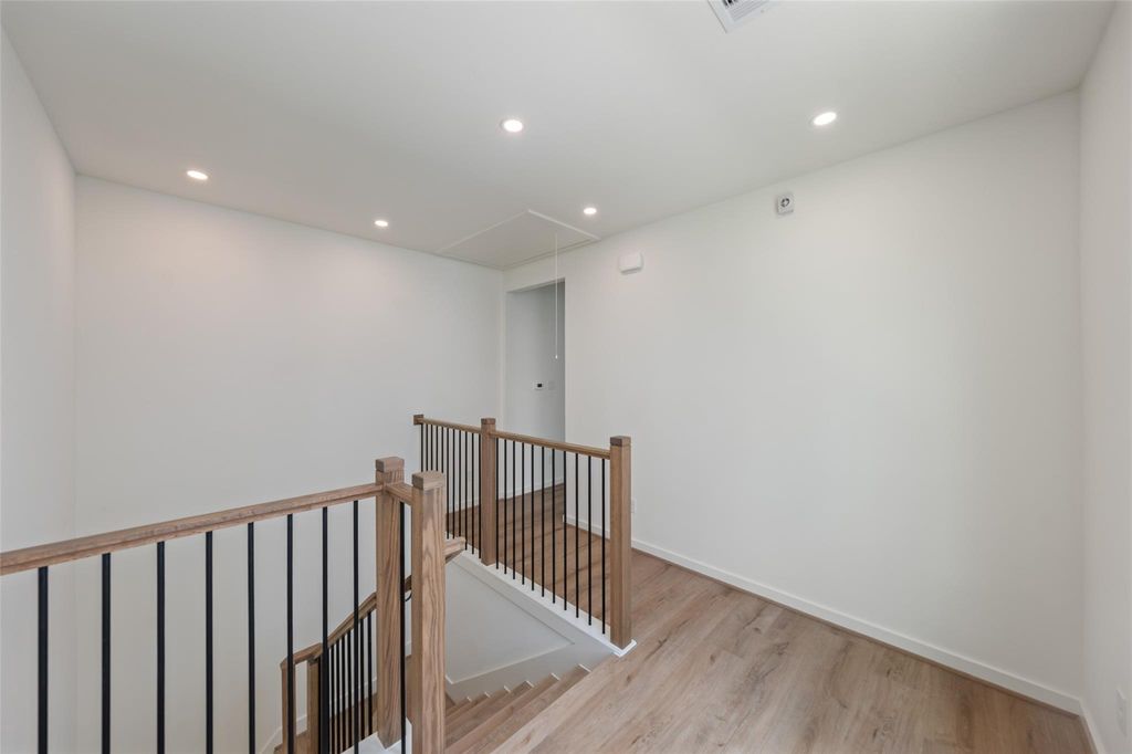 Unit B upstairs landing and stair railing | B单元楼上平台及楼梯栏杆