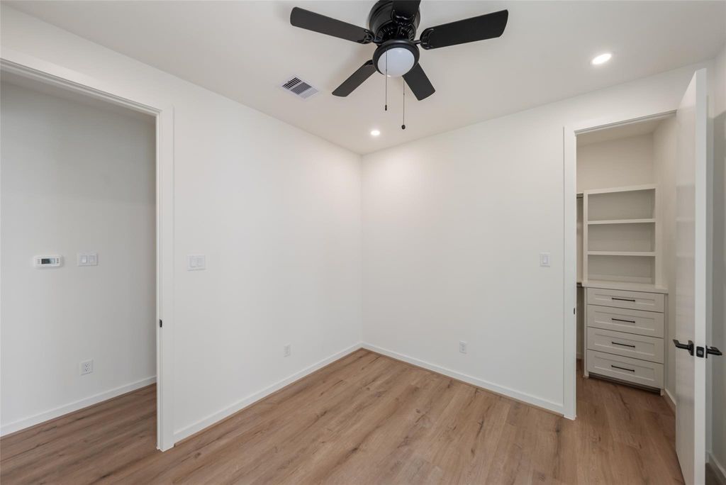 Unit B secondary bedroom with ceiling fan | B单元带吊扇的次卧