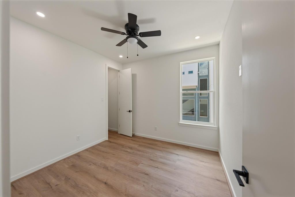 Unit B secondary bedroom with neighboring-building view | B单元可见邻近建筑的次卧