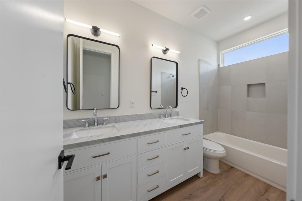 Unit B secondary bathroom vanity and tub-shower | B单元次卫浴室柜及浴缸淋浴