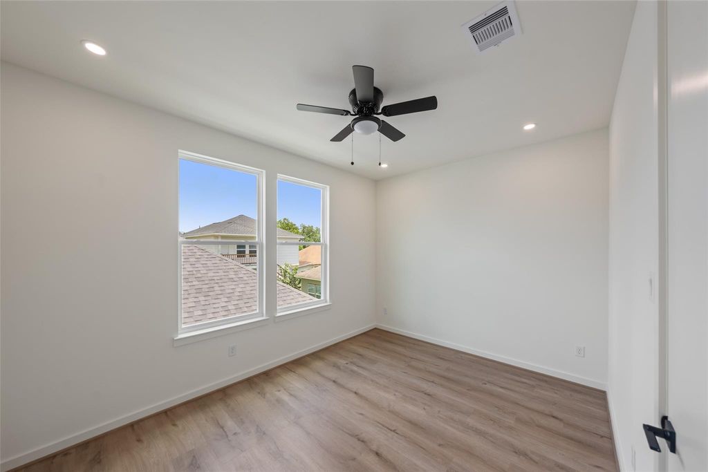 Unit B upstairs bedroom with two windows | B单元带两扇窗户的楼上卧室