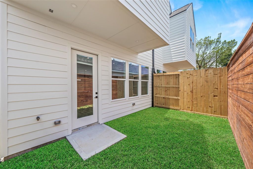 Private fenced backyard and patio for Unit B | B单元独立围栏后院和露台