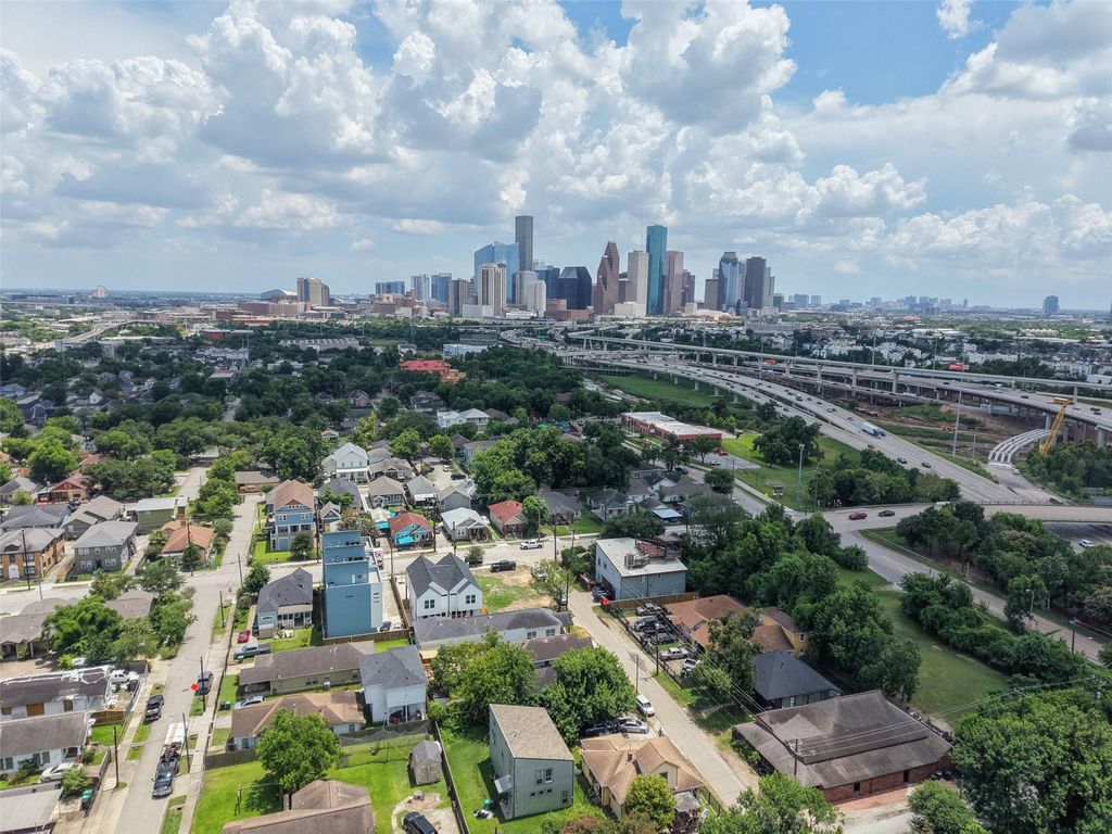 Aerial view across Near Northside toward the downtown Houston skyline | 从Near Northside望向休斯顿市中心天际线的航拍