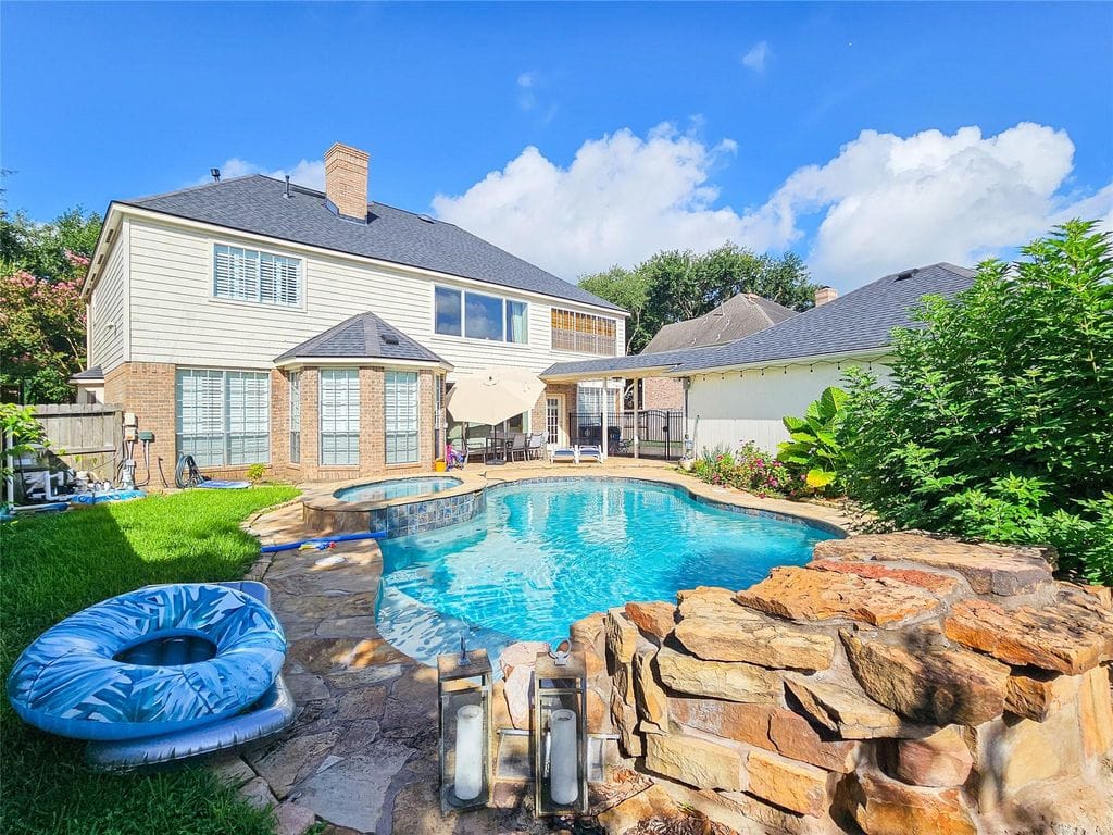 Backyard pool, spa and patio at 5007 Cambridge St in Sugar Land