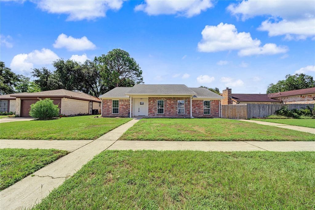 Front exterior of 7015 Northleaf Dr in Houston
