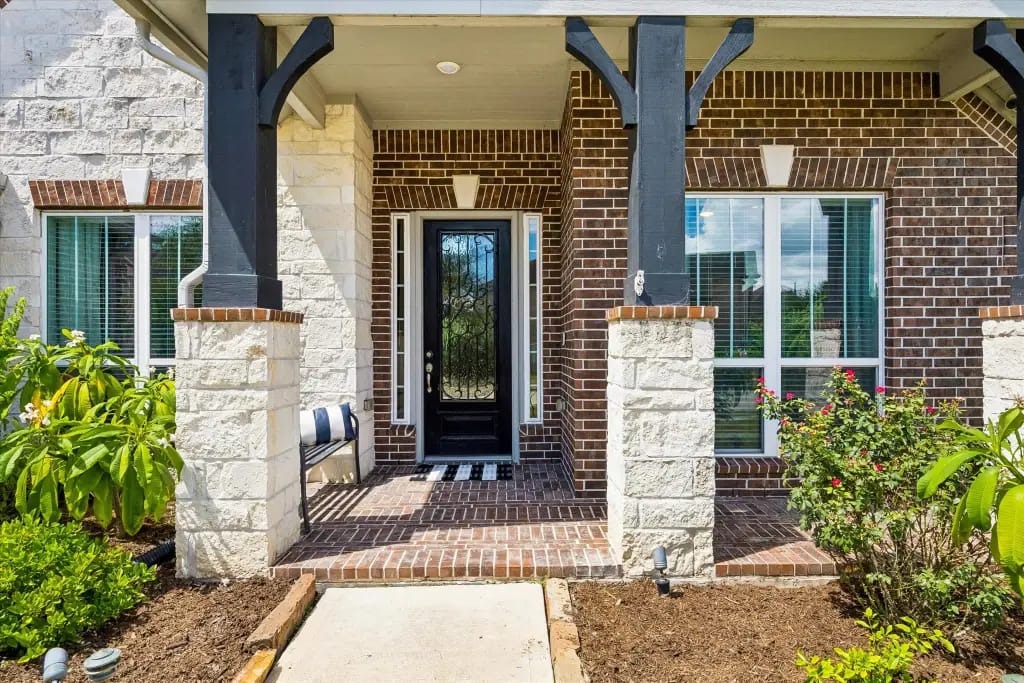 Covered brick front porch and entry door at 7203 Lake View Terrace Drive | 7203 Lake View Terrace Drive砖砌带顶前廊和入户门