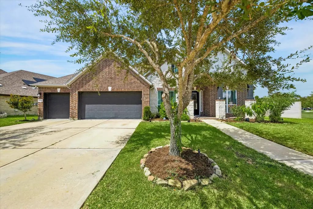 Front exterior and three-car garage at 7203 Lake View Terrace Drive | 7203 Lake View Terrace Drive住宅正面及三车位车库