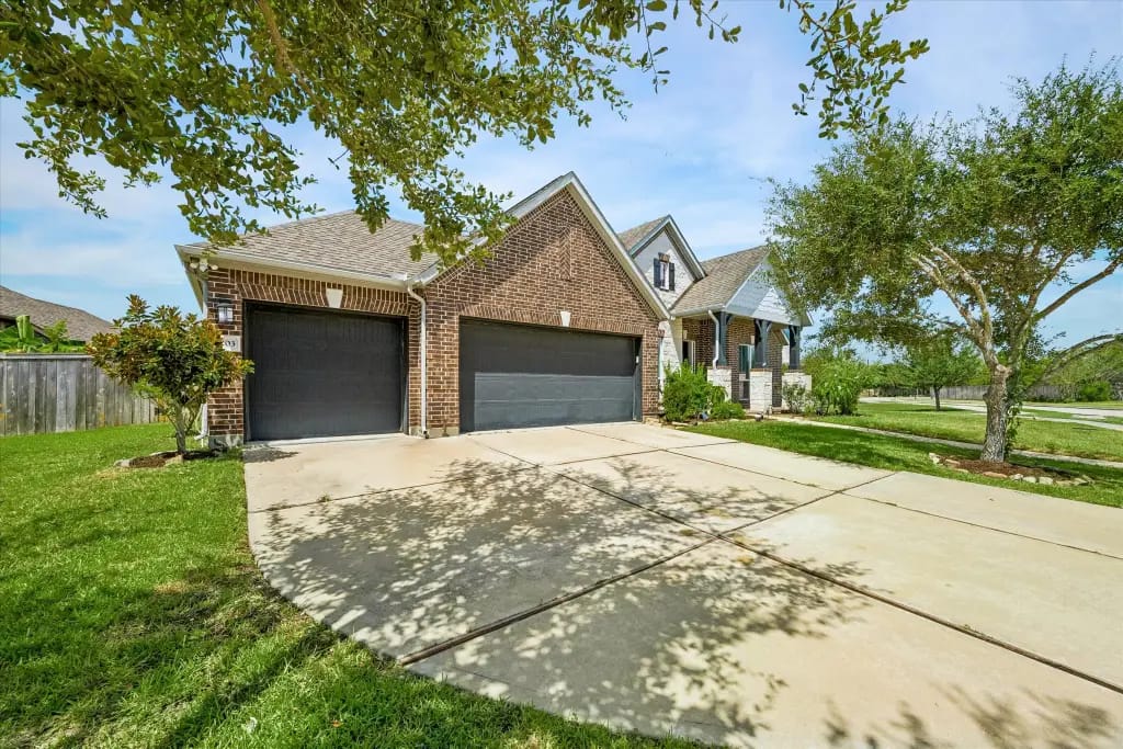 Three-car garage and driveway viewed from the front side | 从侧前方看到的三车位车库和车道