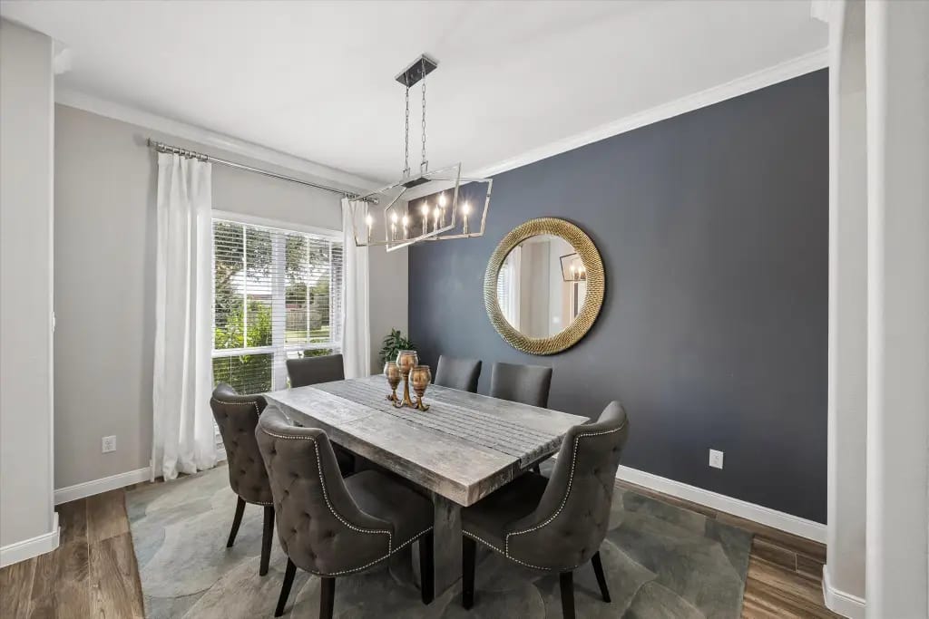 Formal dining room with accent wall and large window | 带装饰墙和大窗户的正式餐厅