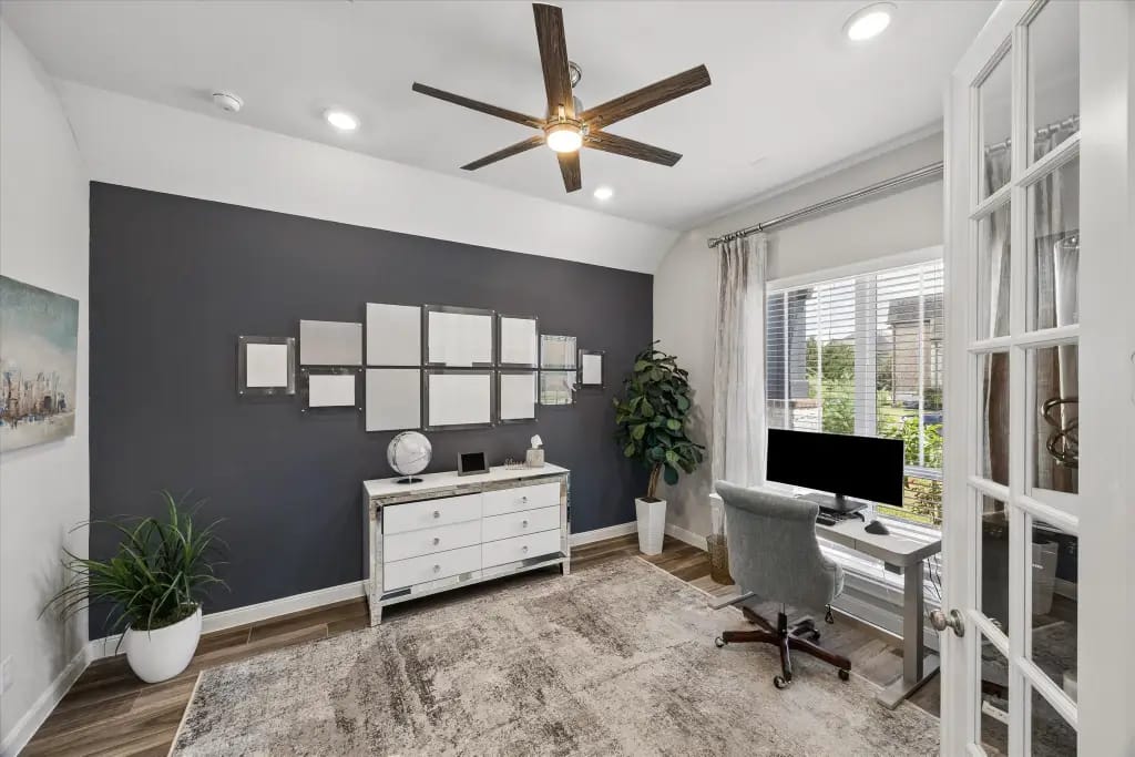 Main-level home office with French doors and front window | 一楼带法式门和前窗的家庭办公室