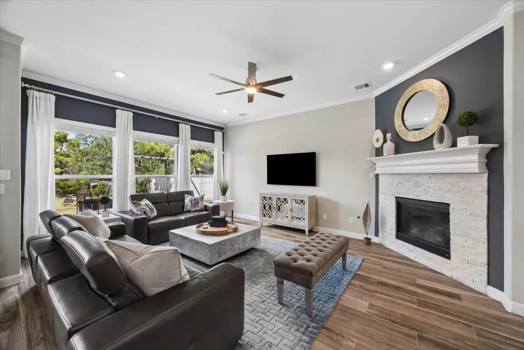 Family room with fireplace and windows overlooking the backyard | 带壁炉并可看到后院的家庭厅