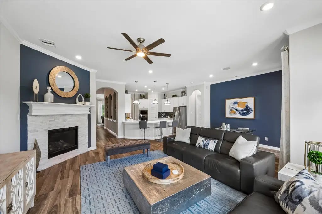 Open family room connected to the kitchen at the Pearland home | 与厨房相连的开放式家庭厅