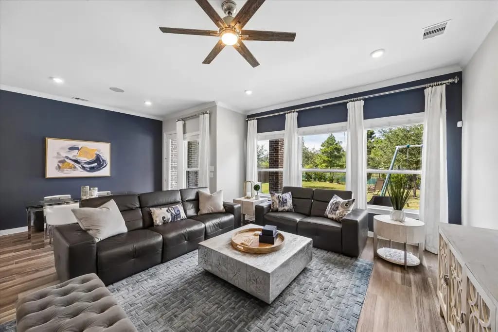 Bright family room with multiple windows facing the backyard | 多扇窗户朝向后院的明亮家庭厅