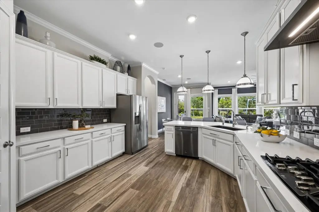 Kitchen storage, stainless refrigerator and long quartz counters | 厨房储物柜、不锈钢冰箱和长石英台面