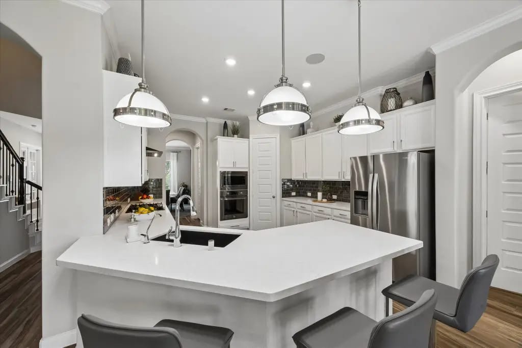 Large quartz kitchen island, pendant lights and built-in appliances | 大型石英厨房岛台、吊灯和嵌入式电器