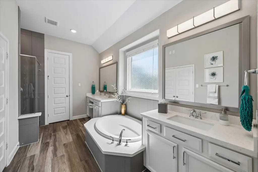 Primary bathroom with soaking tub, two vanities and separate shower | 带泡澡浴缸、双洗手台和独立淋浴的主卫