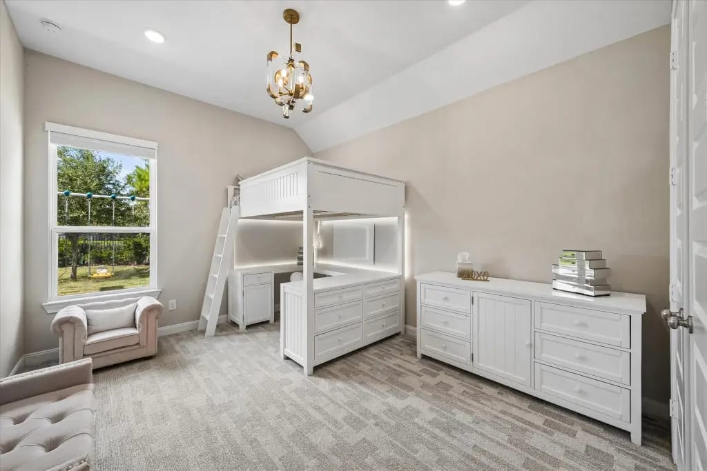 Main-level secondary bedroom with tall window and vaulted ceiling | 一楼带高窗和挑高天花板的次卧