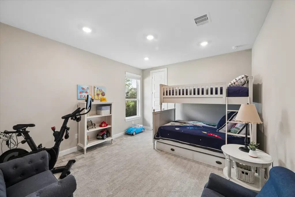 Second main-level bedroom with window and flexible furniture layout | 一楼另一间带窗、布局灵活的卧室