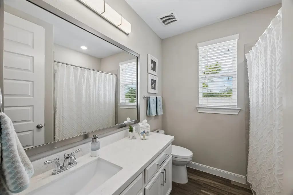 Secondary full bathroom with long vanity and tub-shower combination | 带长洗手台和浴缸淋浴组合的次卫