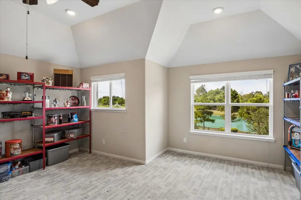 Upstairs game room with lake view through two windows | 楼上可从两扇窗户看到湖景的游戏室