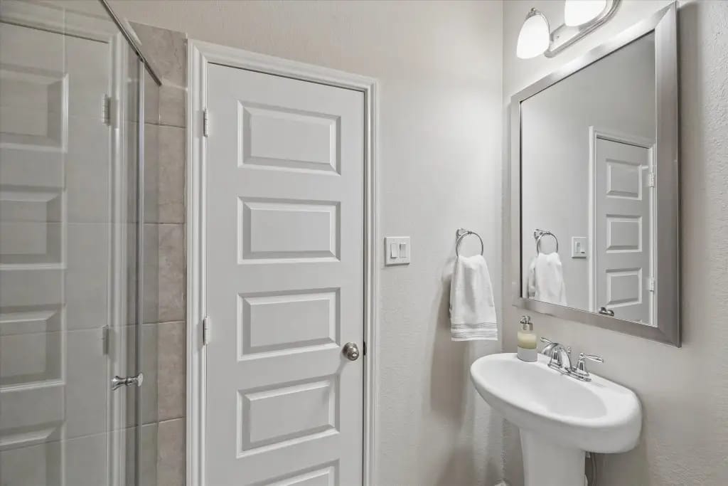 Third full bathroom with pedestal sink and glass shower | 带柱式洗手盆和玻璃淋浴的第三间全卫