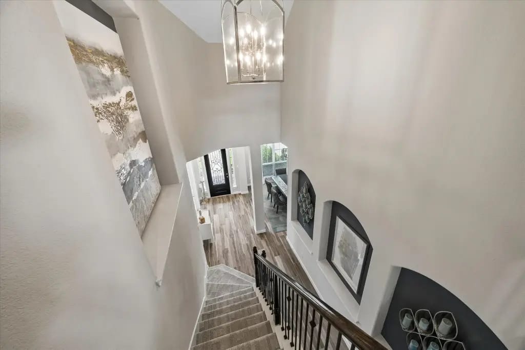 Staircase view from the upper level toward the entry hall | 从楼上俯瞰入户走廊的楼梯空间