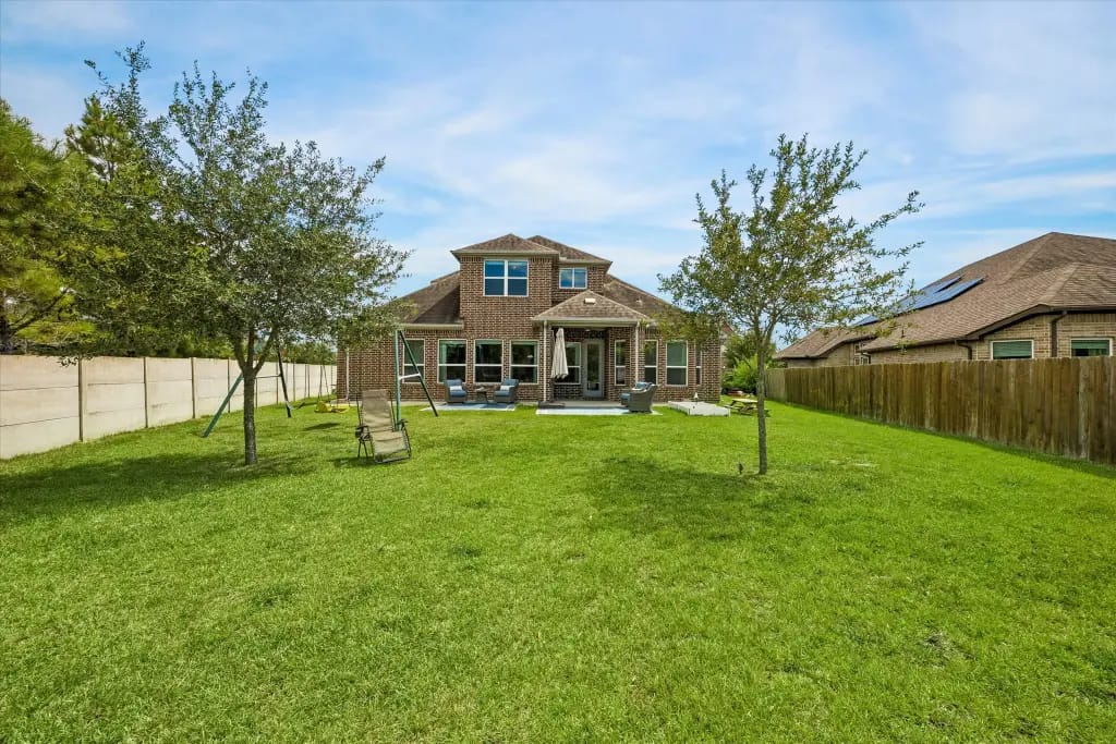 Rear exterior of the home and spacious fenced backyard | 房屋后立面和宽敞的围栏后院