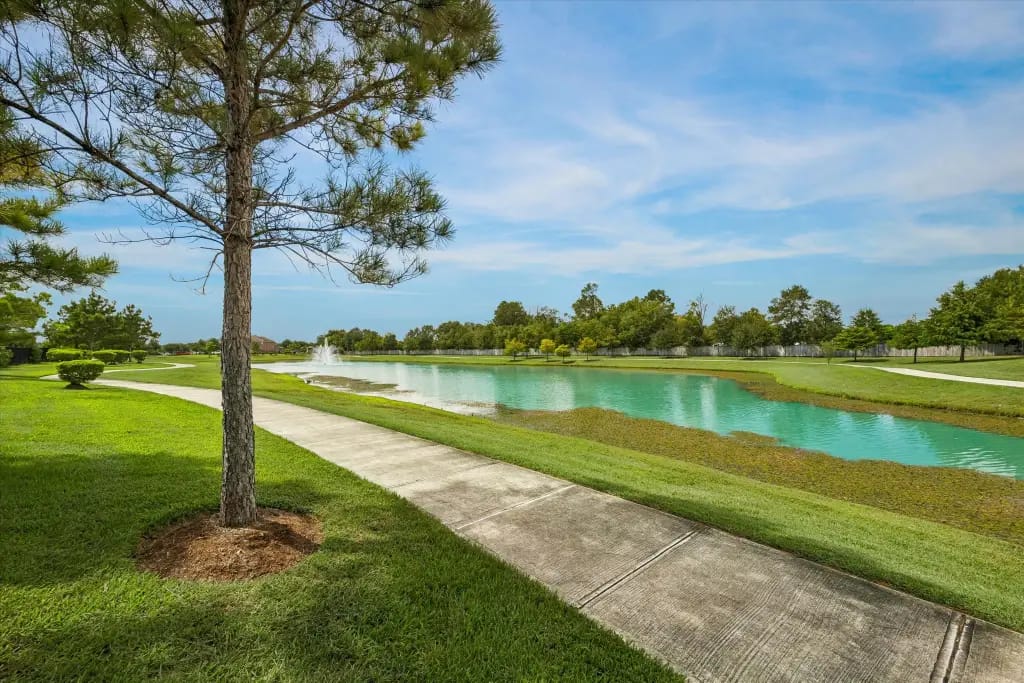 Neighborhood lake, fountain and walking path near the property | 房屋附近的社区湖景、喷泉和步道