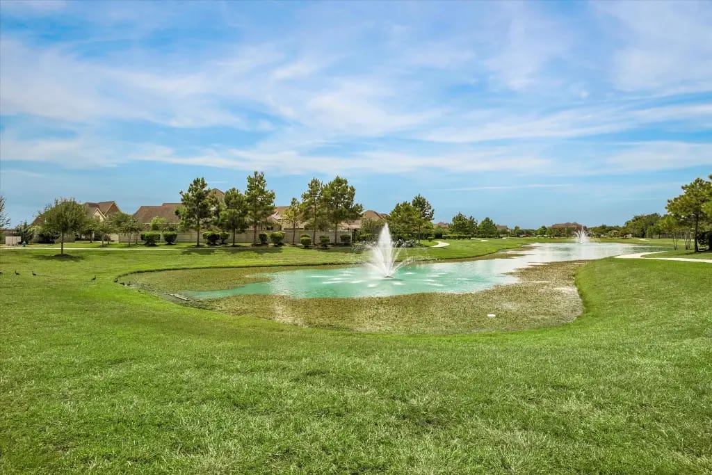 Wide neighborhood lake view with two fountains and green space | 带两处喷泉和绿地的宽阔社区湖景