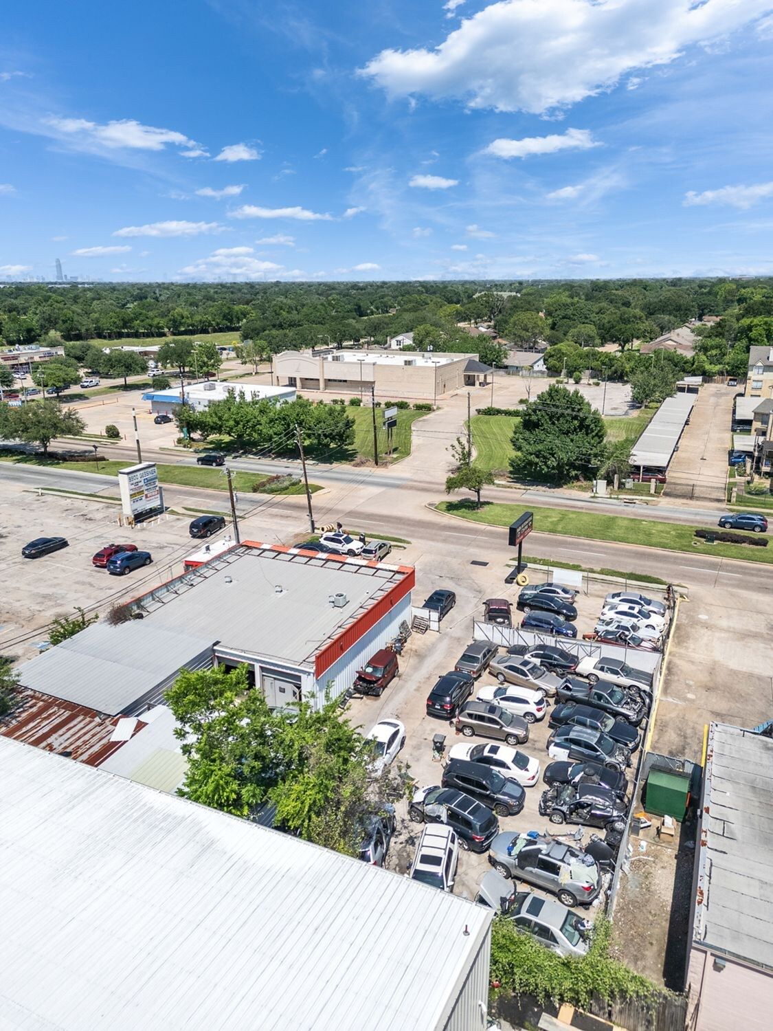 Vertical aerial view from behind the building toward South Gessner Road | 从建筑后方朝South Gessner Road方向的纵向航拍