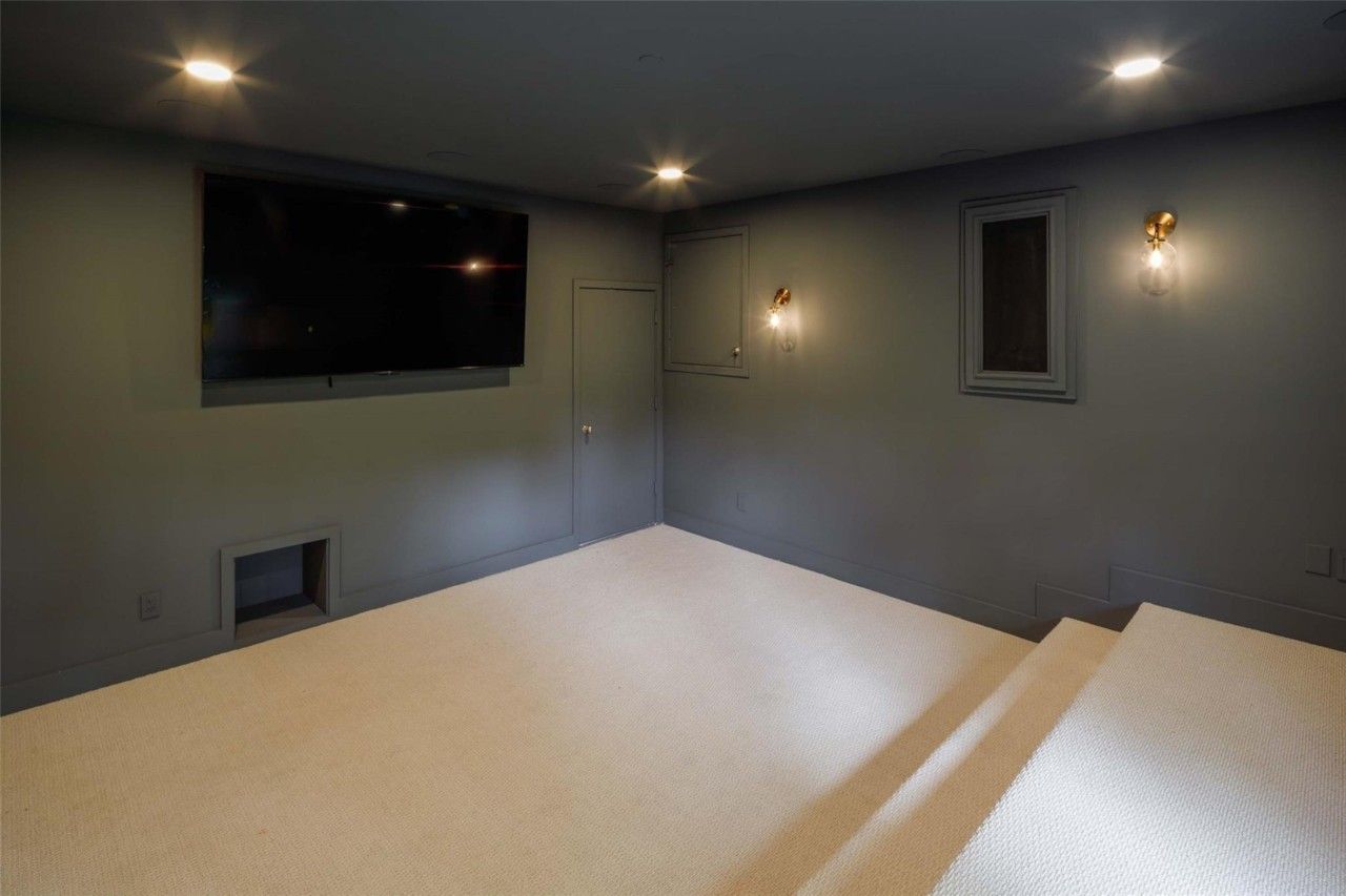 Dedicated dark-walled media room