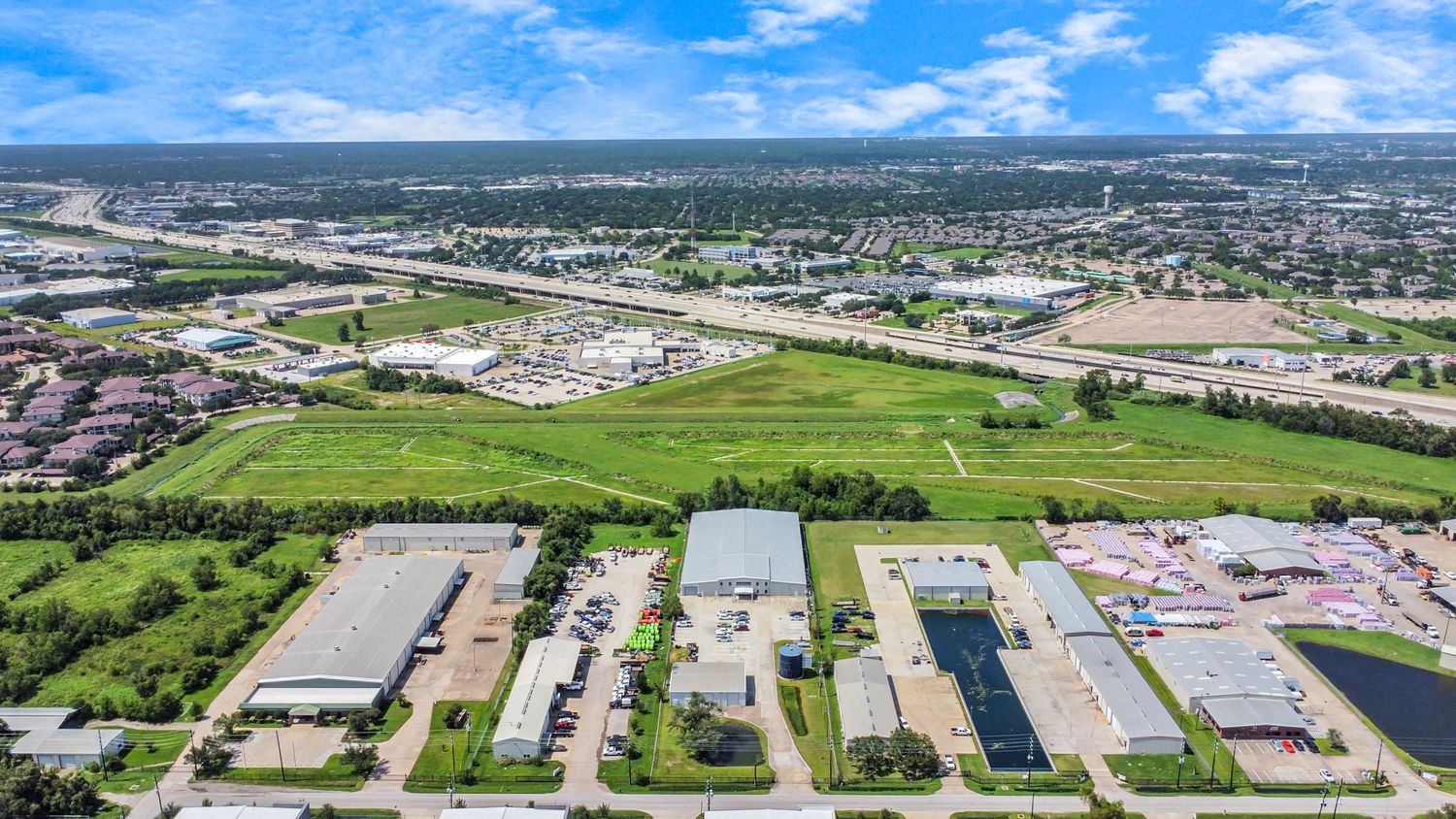 Aerial view of the 12506 Taylor Rd industrial area / 12506 Taylor Rd 周边工业区航拍图
