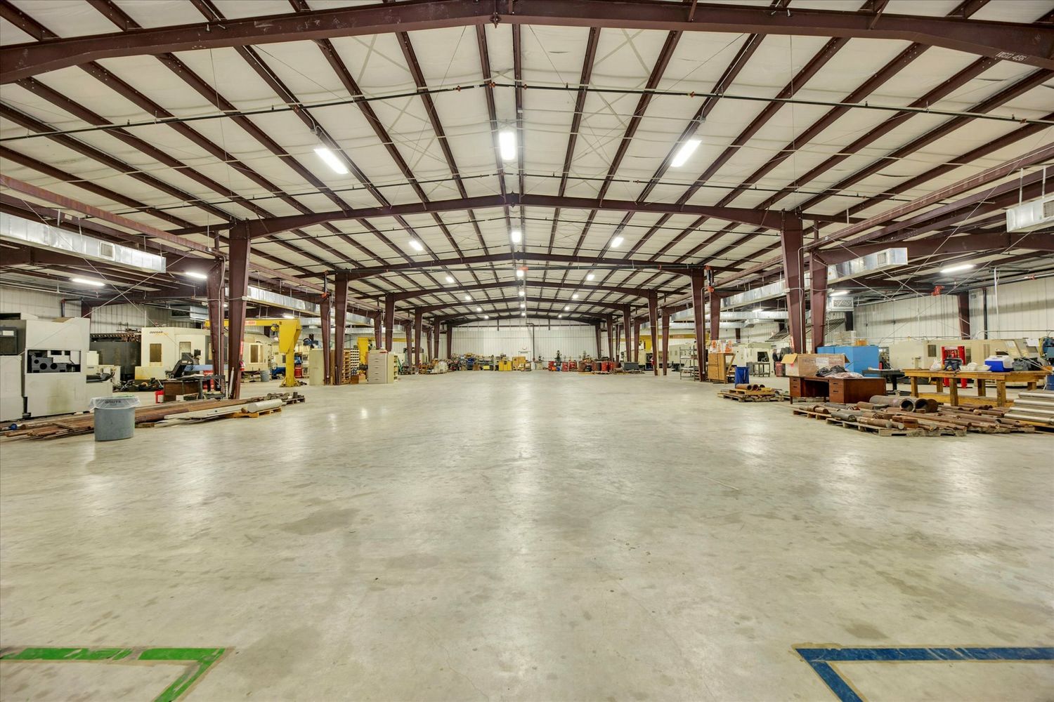 Wide interior view of the industrial warehouse floor / 工业仓库开阔的内部作业空间