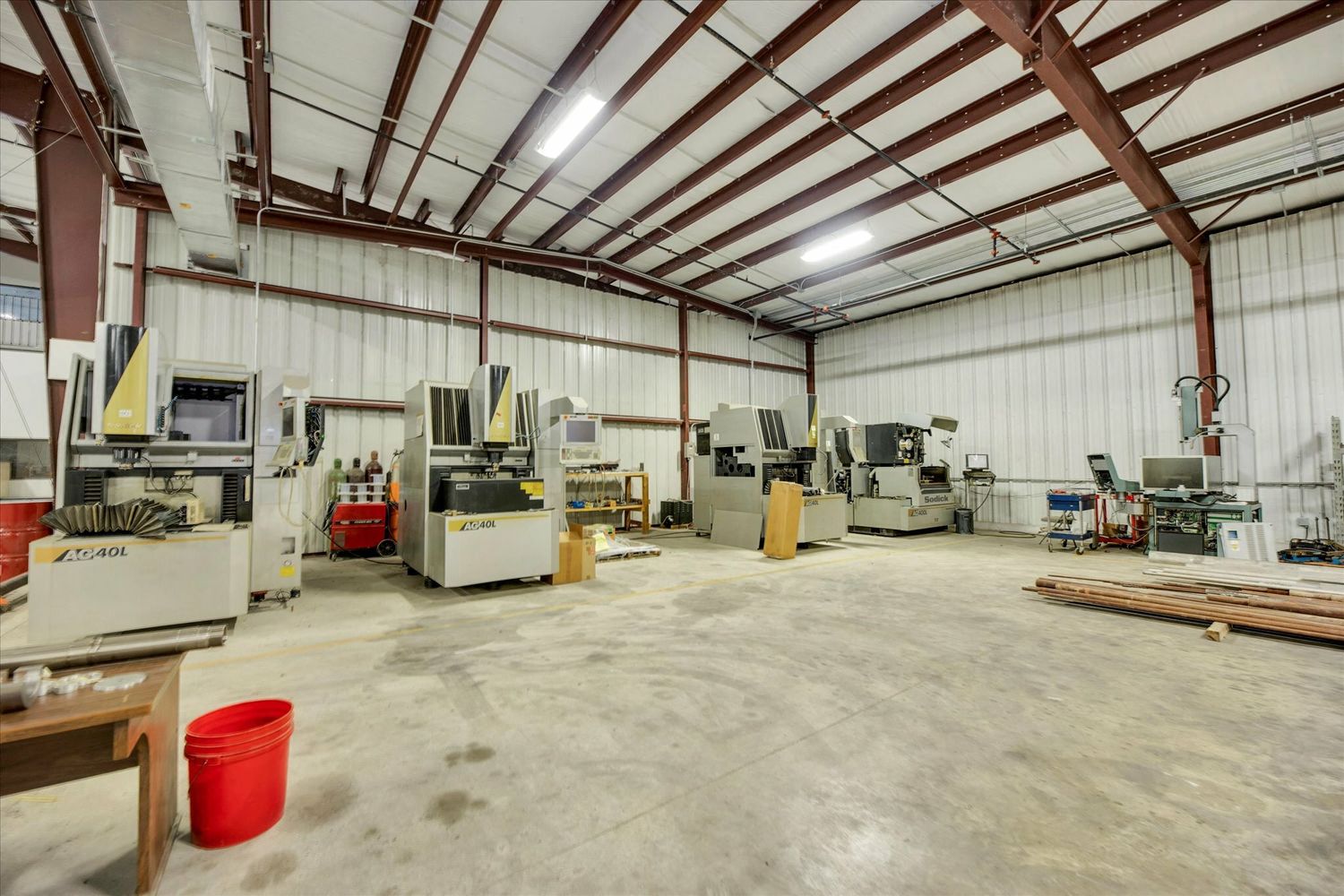 Industrial production area with equipment inside 12506 Taylor Rd / 12506 Taylor Rd 厂房设备作业区