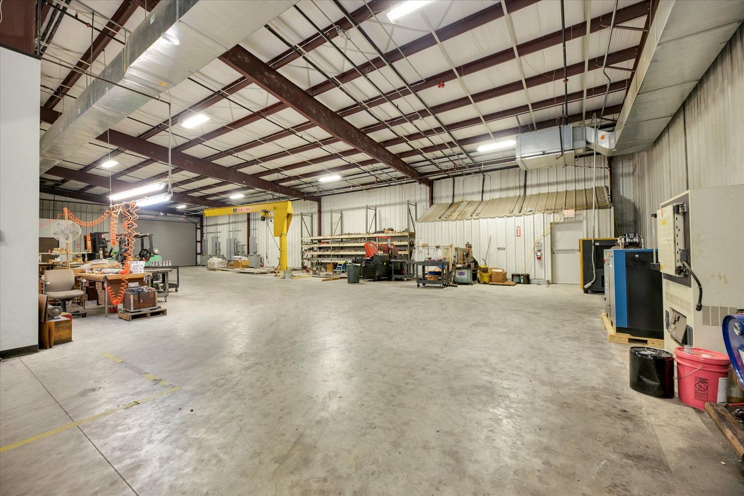 Warehouse work area with open concrete floor / 厂房内部开放式水泥地作业区