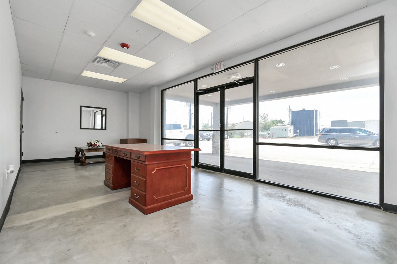 Front office reception area at 12506 Taylor Rd / 12506 Taylor Rd 办公前厅