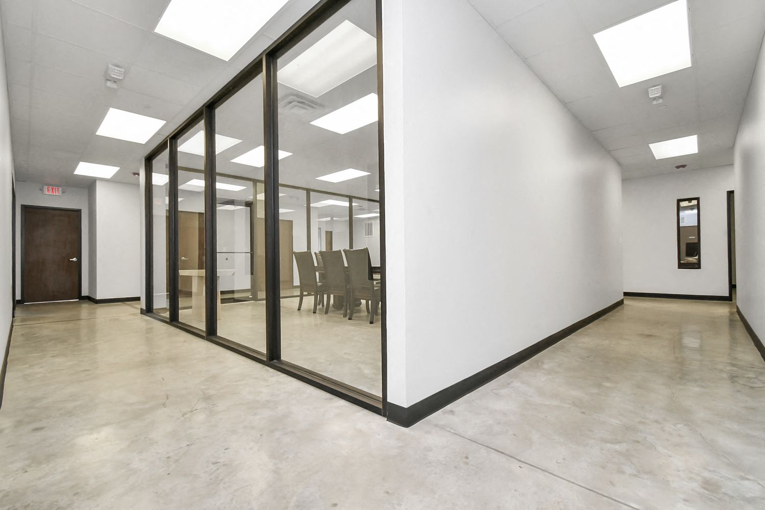 Glass-enclosed conference room and office hallway / 玻璃会议室与办公走廊
