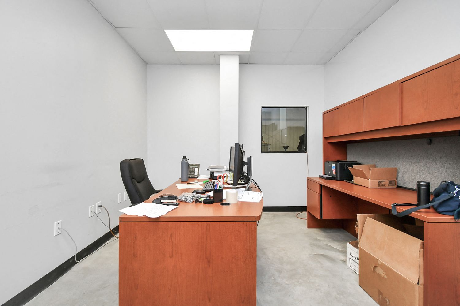Private office inside the 12506 Taylor Rd property / 12506 Taylor Rd 独立办公室