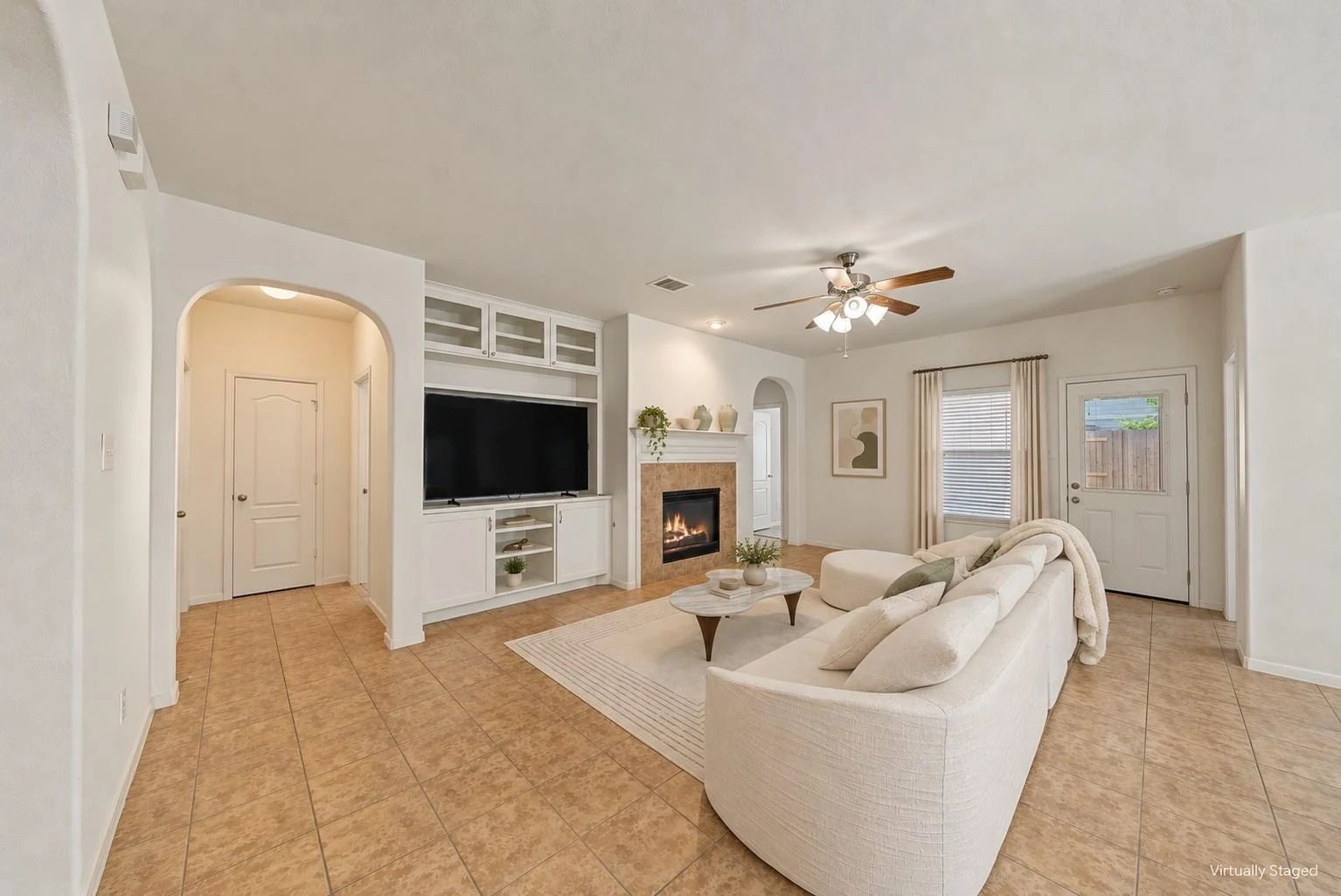 Virtually staged open living room with fireplace | 带壁炉的开放式客厅虚拟布置图