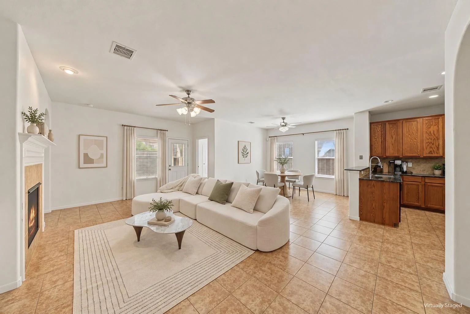 Virtually staged family room connected to the kitchen | 与厨房相连的家庭厅虚拟布置图
