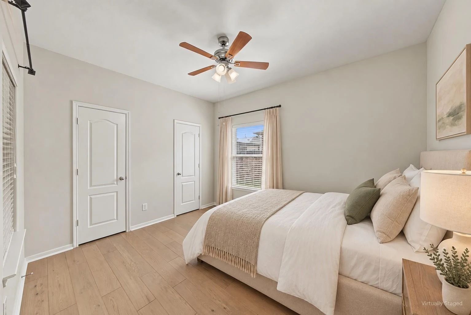Virtually staged secondary bedroom with wood-look flooring | 带木纹地板的次卧虚拟布置图
